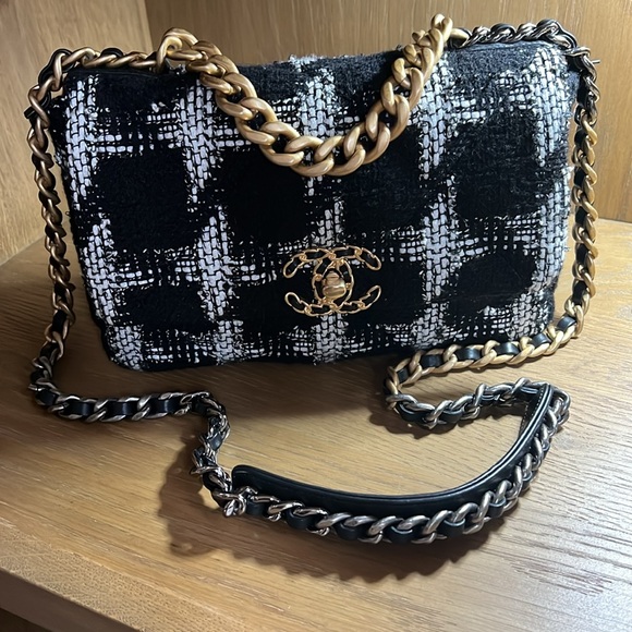 ❌SOLD❌✨Chanel 19 Quilted Houndstooth Tweed Medium Flap Bag. COA included. - Picture 6 of 12